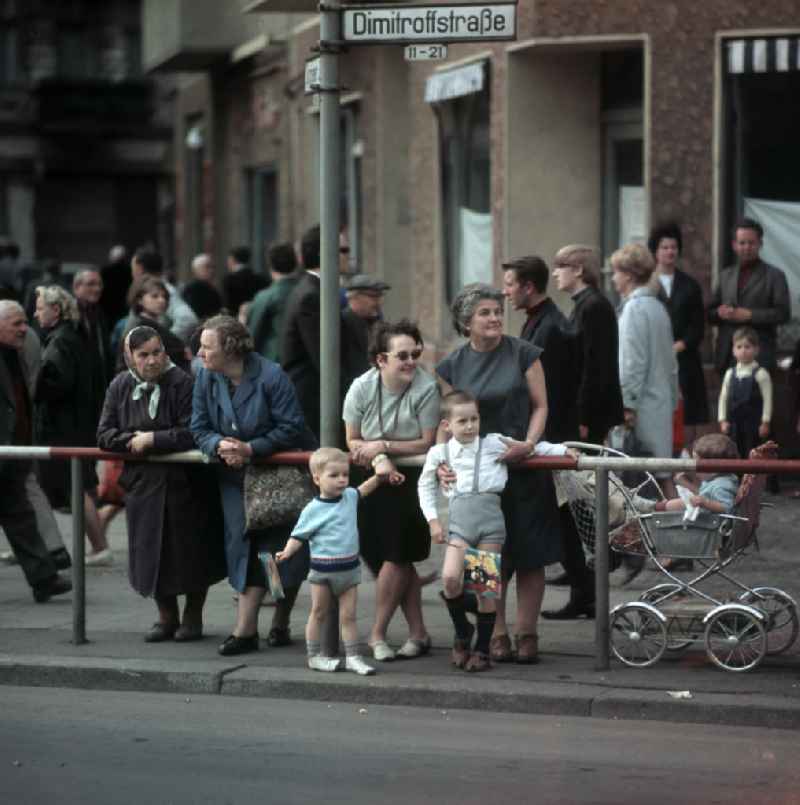 Eine Gruppe Berliner wartet in der Dimitroffstraße, heute Danziger Straße, in Berlin auf die Fahrer der ersten Etappe der 21. Internationalen Friedensfahrt. Die Friedensfahrt 1968 begann in Berlin und führte über Prag nach Warschau.