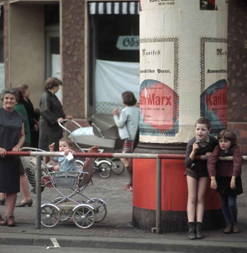Kinder warten an einer Litfaßsäule in der Dimitroffstraße, heute Danziger Straße, in Berlin auf die Fahrer der ersten Etappe der 21. Internationalen Friedensfahrt. Die Friedensfahrt 1968 begann in Berlin und führte über Prag nach Warschau. - An der Litfaßsäule hängen Plakate, die zum 15