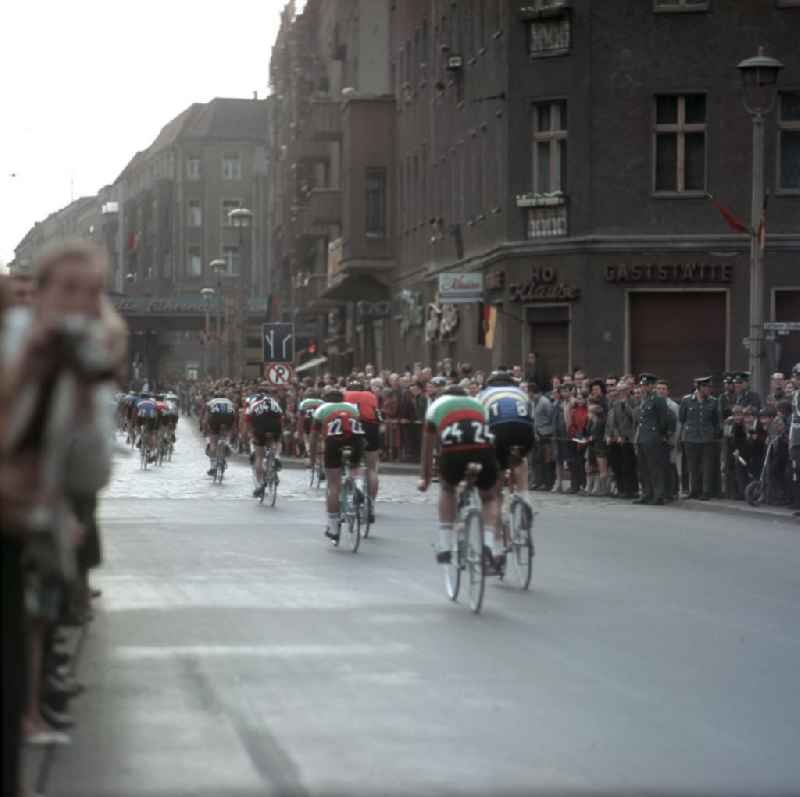 Die Berliner schauen den Rennradlern bei der ersten Etappe der 21. Internationalen Friedensfahrt zu. Die Fahrer sind auf der Dimitroffstraße, heute Danziger Straße, in Richtung Bahnhof Eberswalder Straße unterwegs. Die Friedensfahrt 1968 begann in Berlin und führte über Prag nach Warschau.
