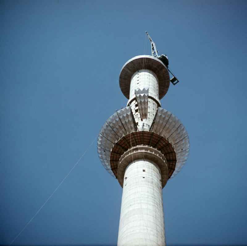 Ein Segment der Kugel des Fernsehturms in Berlin wird mit einem Spezialkran nach oben transportiert und wird zur Montage vorbereitet.