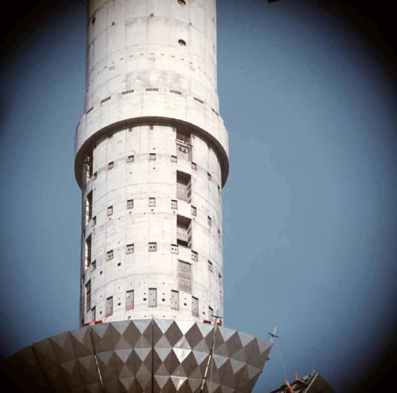 Die Einbuchtungen im Schaft des Fernsehturms in Berlin dienen als Verbindungsstelle für das Stahlgerüst der Kugel.