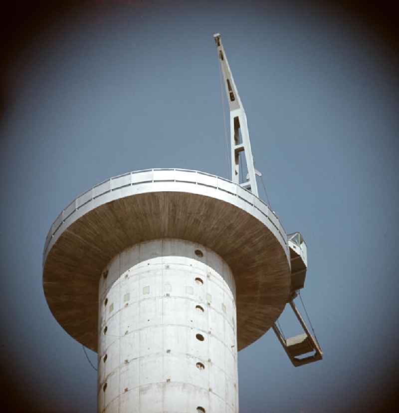 Der Spezialkran auf dem Fernsehturm in Berlin transportiert die Segmente der Kugel nach oben.
