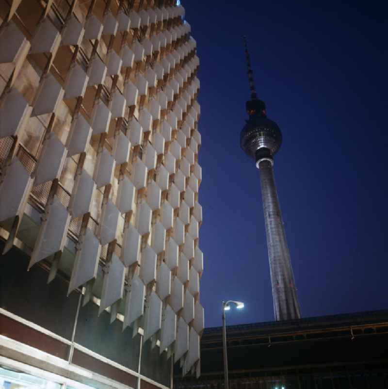 Blick vom Alexanderplatz an der Fassade des Centrum Warenhauses vorbei auf den Berliner Fernsehturm.