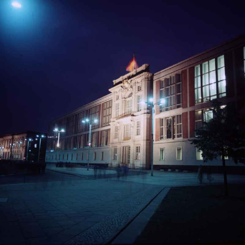 Blick auf das Staatsratsgebäude in Berlin-Mitte bei Nacht. Der Sitz des Staatsrates der DDR war Anfang der 6
