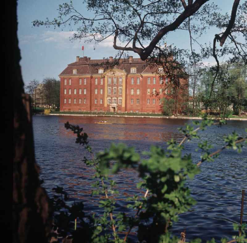 Blick auf das Schloss Köpenick am Ufer der Spree in Berlin. Das einzige original erhaltene Barockschloss in Berlin und Brandenburg war zu DDR-Zeiten wie viele andere historische Gebäude stark vernachlässigt worden. Da es seit 1963 aber das Kunstgewerbemuseum beinhaltete, erfolgten hier zumindest die notwendigsten Reparaturarbeiten.