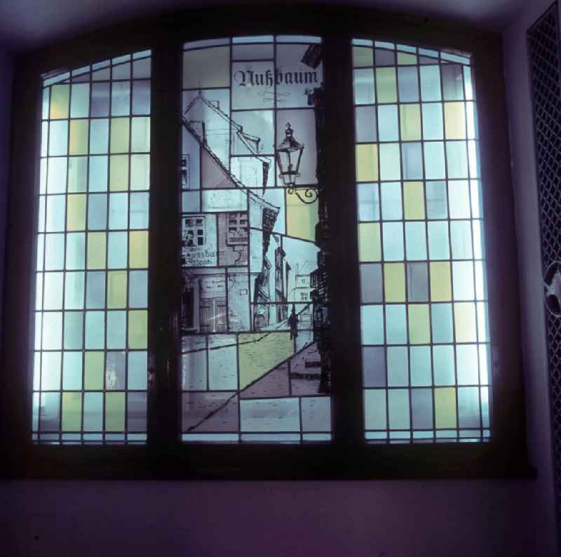 Die Glasmalerei auf einem Fenster im Ratskeller des Roten Rathauses in Berlin zeigt die historische Gaststätte 'Zum Nußbaum' im Nikolaiviertel. Der Bier- und Weinkeller im Roten Rathaus, zu DDR-Zeiten bekannt als 'Ratskeller', ist 1991 geschlossen worden.