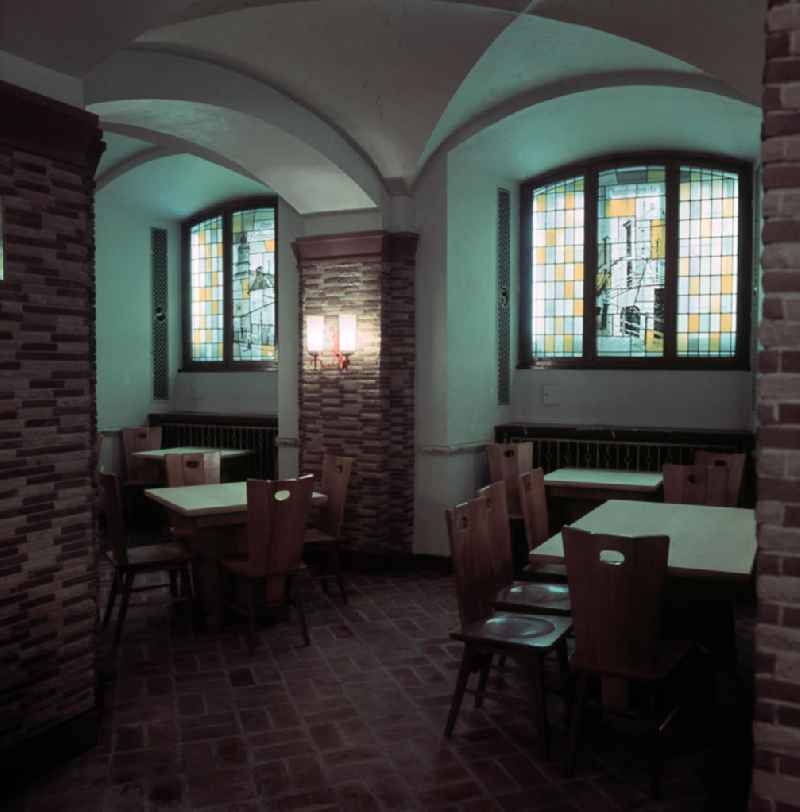 Die Glasmalerei auf einem Fenster im Ratskeller des Roten Rathauses in Berlin zeigt die historische Gaststätte 'Zum Nußbaum' im Nikolaiviertel. Der Bier- und Weinkeller im Roten Rathaus, zu DDR-Zeiten bekannt als 'Ratskeller', ist 1991 geschlossen worden.