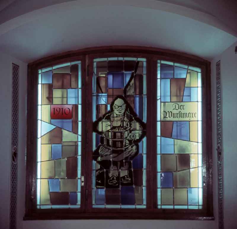 Die Glasmalerei auf einem Fenster im Ratskeller des Roten Rathauses in Berlin zeigt den 'Wurstmaxen'. Der 'Wurstmaxe' (Würstchenverkäufer auf der Straße) gehört zu den Figuren, die den typischen Berliner verkörpern sollen. Der Bier- und Weinkeller im Roten Rathaus, zu DDR-Zeiten bekannt als 'Ratskeller', ist 1991 geschlossen worden.