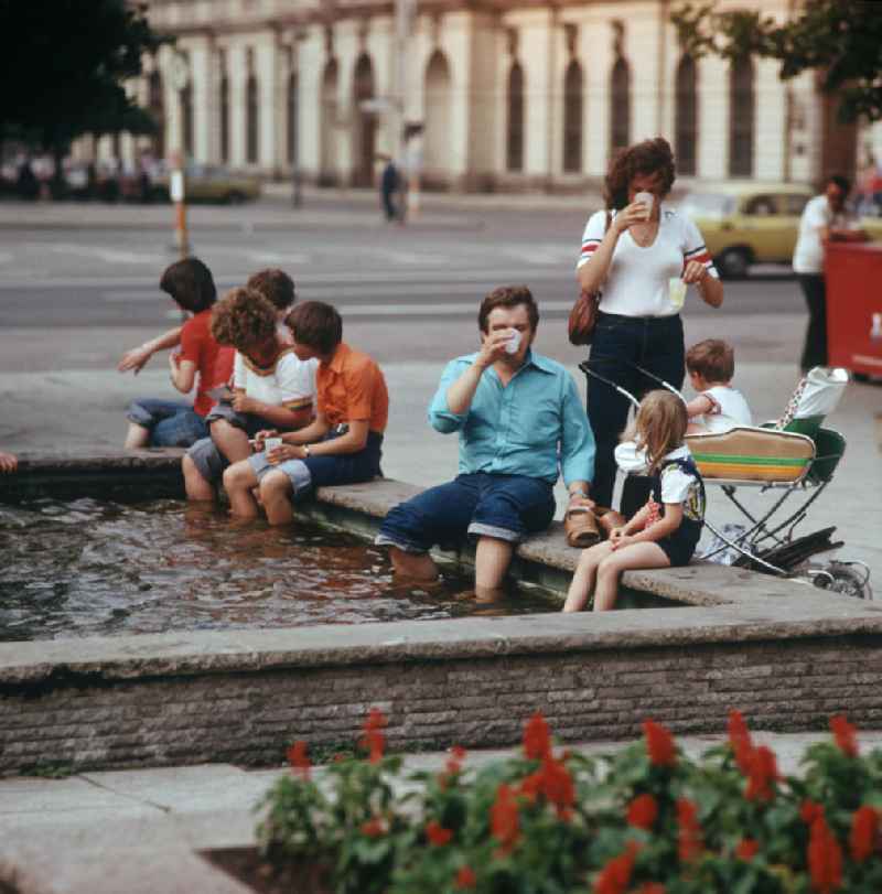 Erfrischung für die heißgelaufenen Füße der Touristen bieten die Wasserspiele an dem Berliner Prachboulevard Unter den Linden.