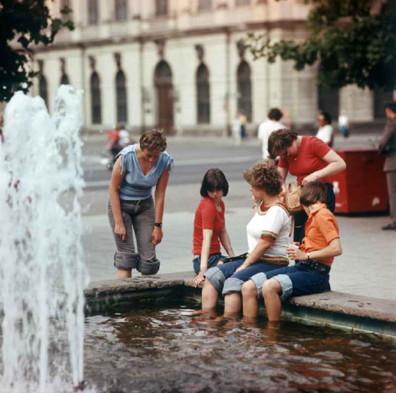 Erfrischung für die heißgelaufenen Füße der Touristen bieten die Wasserspiele an dem Berliner Prachboulevard Unter den Linden.