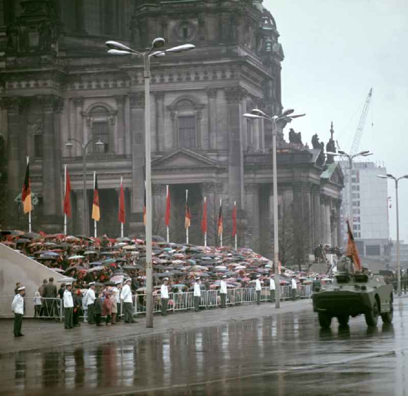 Ein Panzerwagen der Nationalen Volksarmee der DDR fährt bei der Parade zum 1. Mai 1969 an den Zuschauern auf der Tribüne am Berliner Dom vorbei.