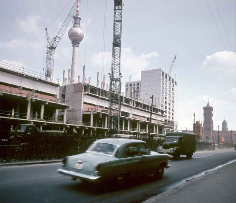 Moderne Neubauten sollen Ost-Berlin als Hauptstadt der DDR das Antlitz einer sozialistischen Großstadt verleihen - hier Blick auf die Baustelle an der Spandauer Straße, an der gerade Nebauten in Plattenbauweise errichtet werden. Der bestehende Wohnungsmangel entwickelte sich in der DDR seit den 6