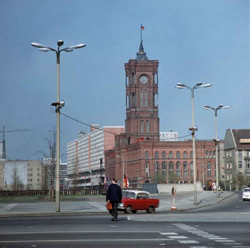 Blick auf das Rote Rathaus mit den Rathauspassagen in Berlin.