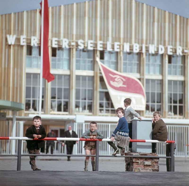 Delegierte aus allen Bezirken der DDR treffen sich vom 17. bis 22.4.1967 zum Parteitag der SED in der Werner-Seelenbinder-Halle in Berlin - hier Kinder an einer Absperrung an dem Parkplatz vor der Halle. Thema des Parteitages war unter anderem der Vietnam-Krieg. Die Halle wurde 1992 abgerissen.