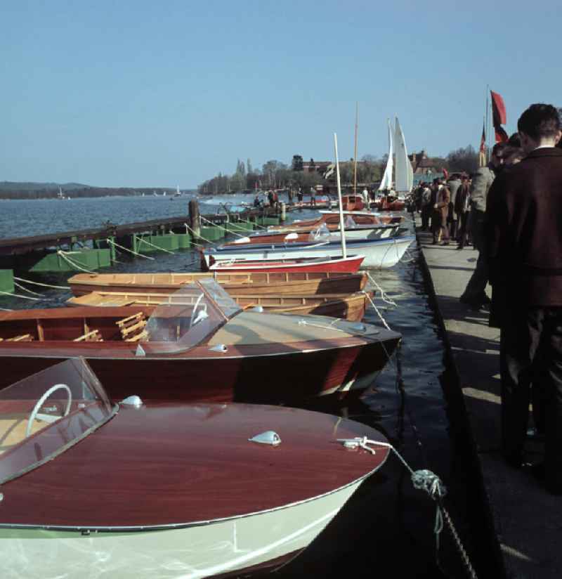 Auf einer Bootsausstellung in Berlin-Grünau am Dahme-Ufer werden verschiedene Modelle an Motor- und anderen Booten vorgestellt.