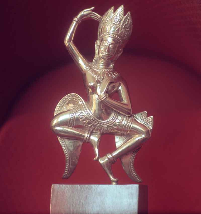 Zum Internationalen Filmfestival in Phnom Penh - Kambodscha, im Jahr 1969 ist der DEFA DDR-Film 'Die Gefrorenen Blitze' mit einem 'Goldenen Apsara' in Form einer Tempeltänzerin ausgezeichnet worden.
