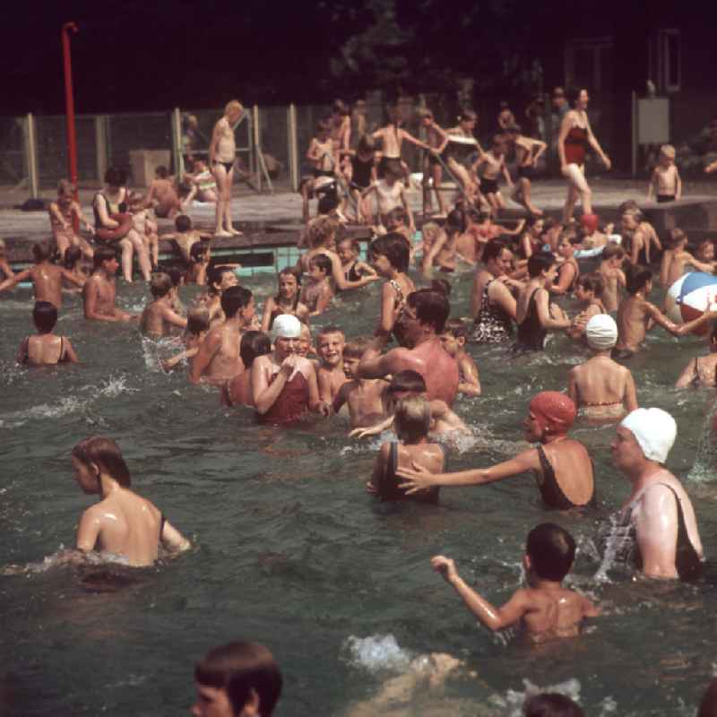Dichtes Gedränge herrscht in den Sommerferien 1969 im Freibad an der Dimitroffstraße, heute: Danziger Straße, im Volkspark Friedrichshain in Berlin.