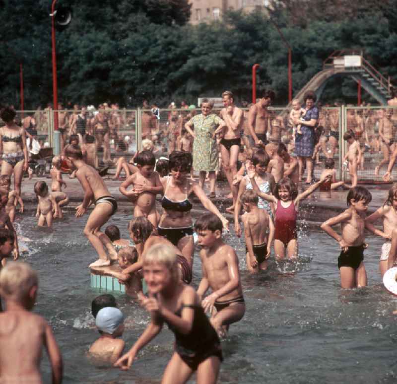 Dichtes Gedränge herrscht in den Sommerferien 1969 im Freibad an der Dimitroffstraße, heute: Danziger Straße, im Volkspark Friedrichshain in Berlin.