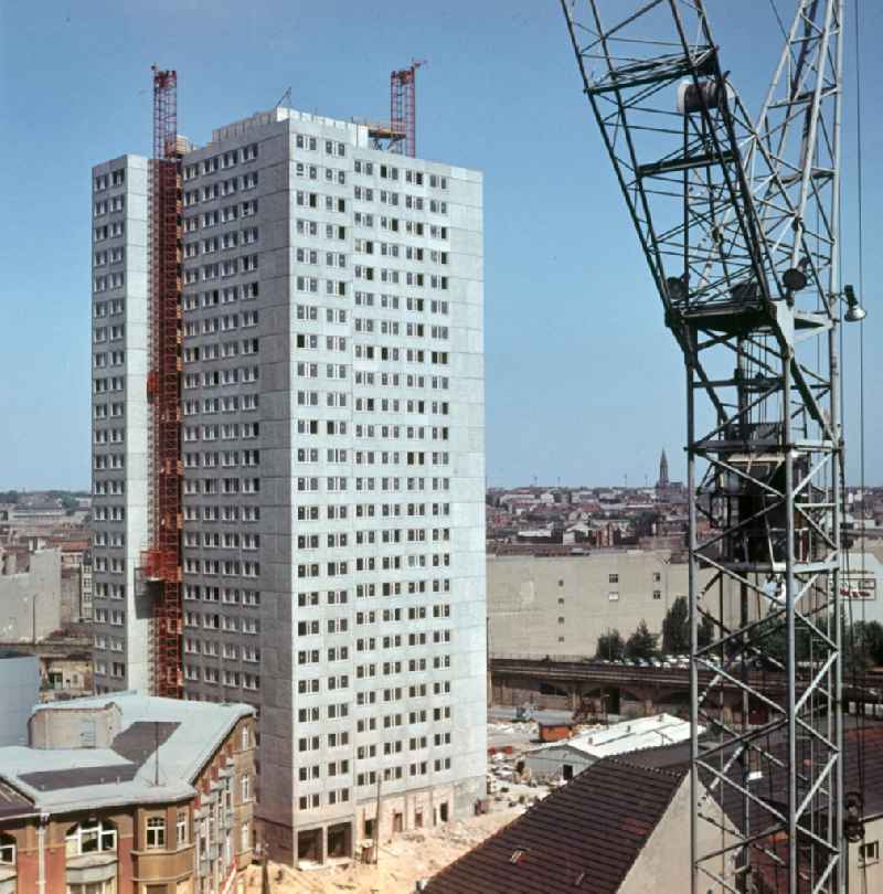 Moderne Neubauten sollen Ost-Berlin als Hauptstadt der DDR das Antlitz einer sozialistischen Großstadt verleihen - hier das neuerrichtete Hochhaus an der Rochstraße nahe S-Bahnhof Hackescher Markt. Der bestehende Wohnungsmangel entwickelte sich in der DDR seit den 6