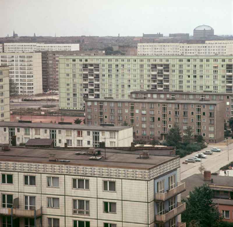 Moderne Neubauten sollen Ost-Berlin als Hauptstadt der DDR das Antlitz einer sozialistischen Großstadt verleihen - hier Blick über Hochhäuser an der Karl-Marx-Allee auf das Gaswerk an der Dimitroffstraße. Der bestehende Wohnungsmangel entwickelte sich in der DDR seit den 6
