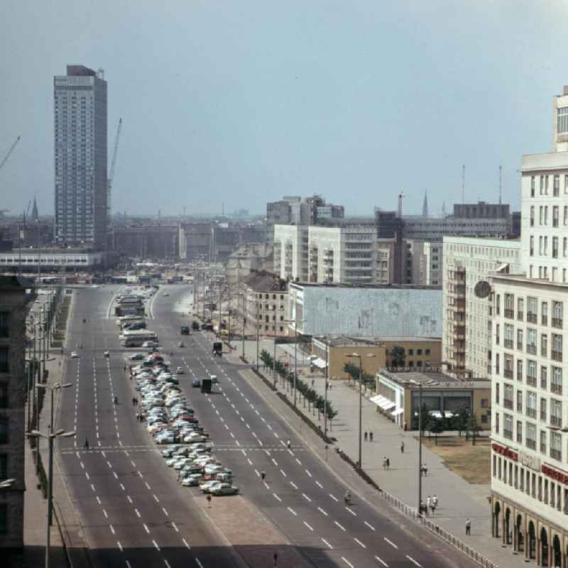 Moderne Neubauten sollen Ost-Berlin als Hauptstadt der DDR das Antlitz einer sozialistischen Großstadt verleihen - hier Blick auf die Karl-Marx-Allee mit dem Kino International (r) Blickrichtung Alexanderplatz mit dem Hotel Stadt Berlin. Der bestehende Wohnungsmangel entwickelte sich in der DDR seit den 6