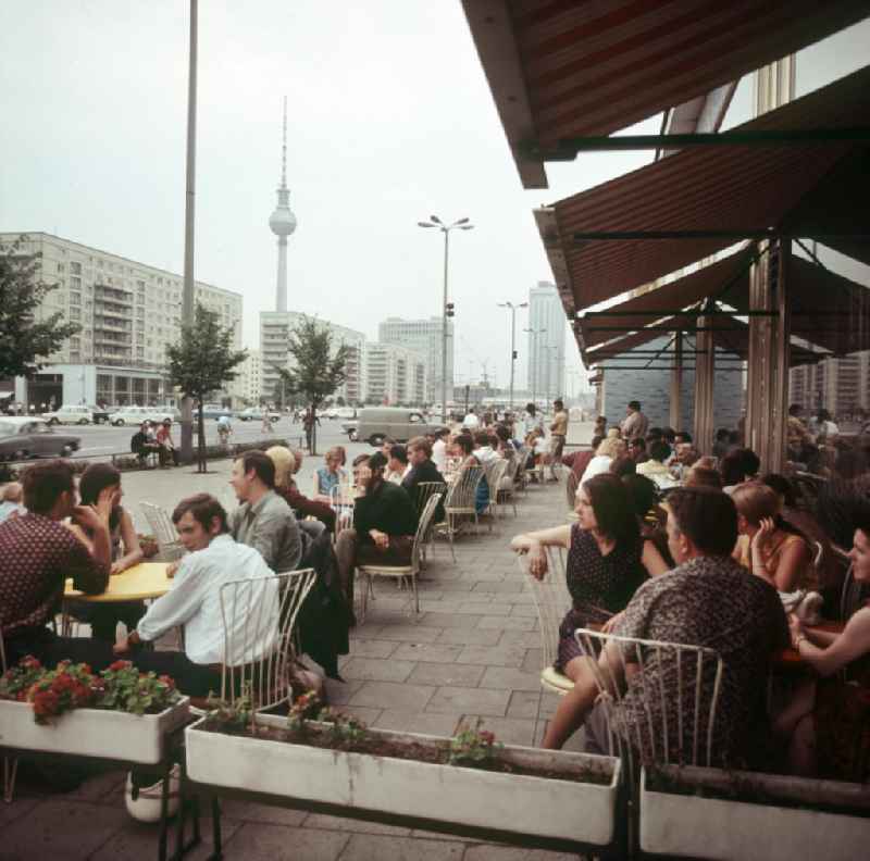 Moderne Neubauten sollen Ost-Berlin als Hauptstadt der DDR das Antlitz einer sozialistischen Großstadt verleihen - hier Blick in die beliebte Mokka-Milch-Eisbar an der Karl-Marx-Allee. Im Hintergrund der Fernsehturm. Der bestehende Wohnungsmangel entwickelte sich in der DDR seit den 6