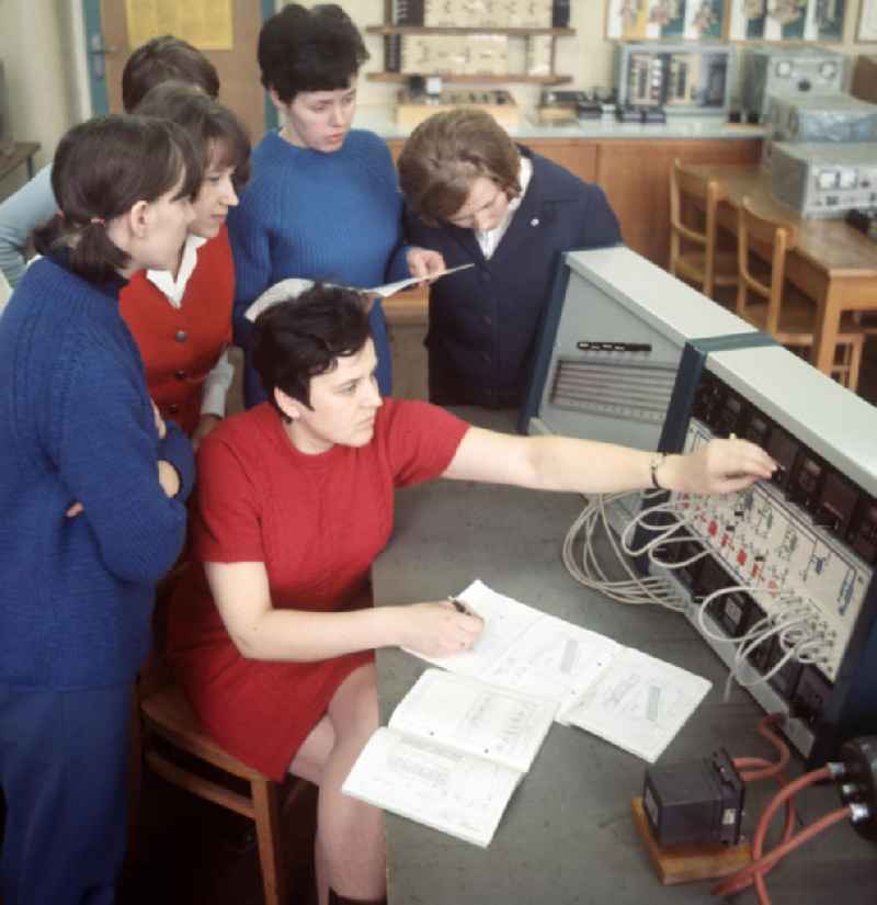 Sonderstudiengang für Frauen in der Ingenieurschule für Elektrotechnik Berlin. Es war erklärtes Ziel der Gleichstellungspolitik in der DDR, die Gleichberechtigung der Frau auf allen Gebieten des öffentlichen und privaten Lebens zu gewährleisten. Dazu gehörte auch die Förderung der Berufstätigkeit von Frauen in 'typisch männlichen' Berufszweigen.