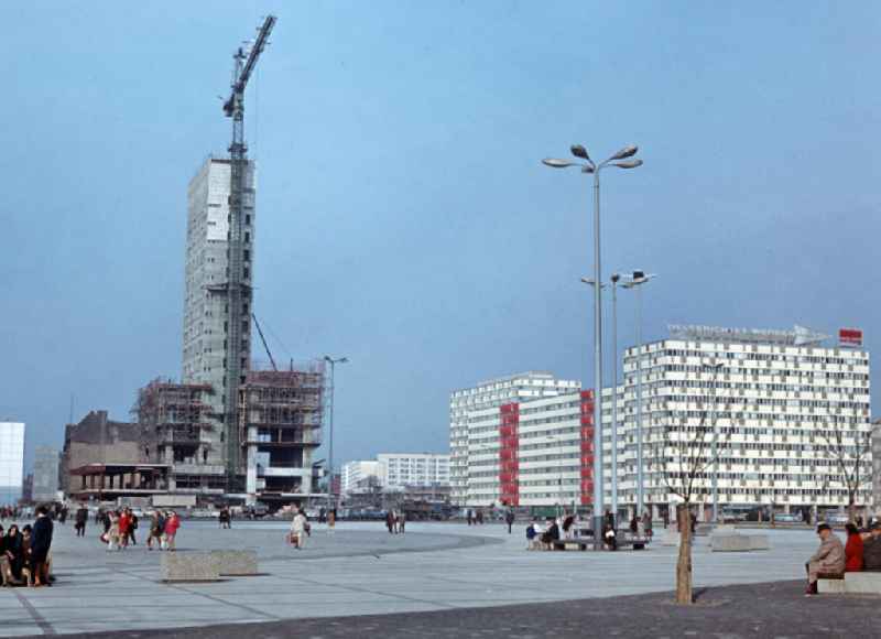 Blick über den Alexanderplatz auf das gerade im Bau befindliche Haus des Reisens.