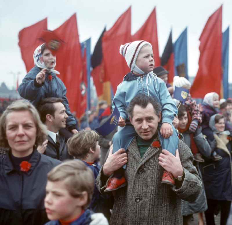 Teilnehmer der traditionellen Demonstration am 1. Mai 197