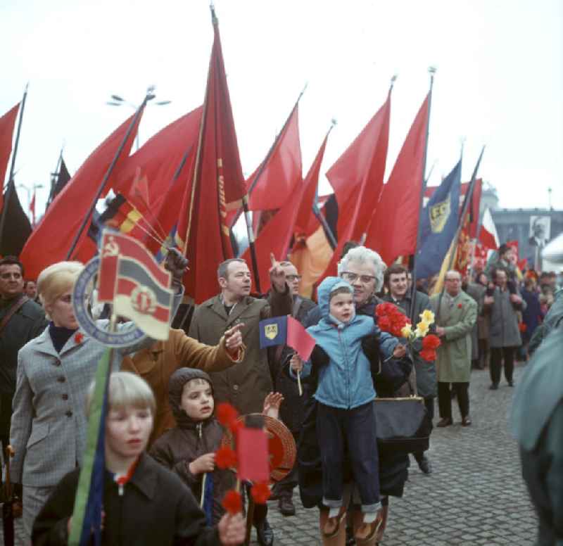 Kleine und große Teilnehmer der traditionellen Demonstration am 1. Mai 197