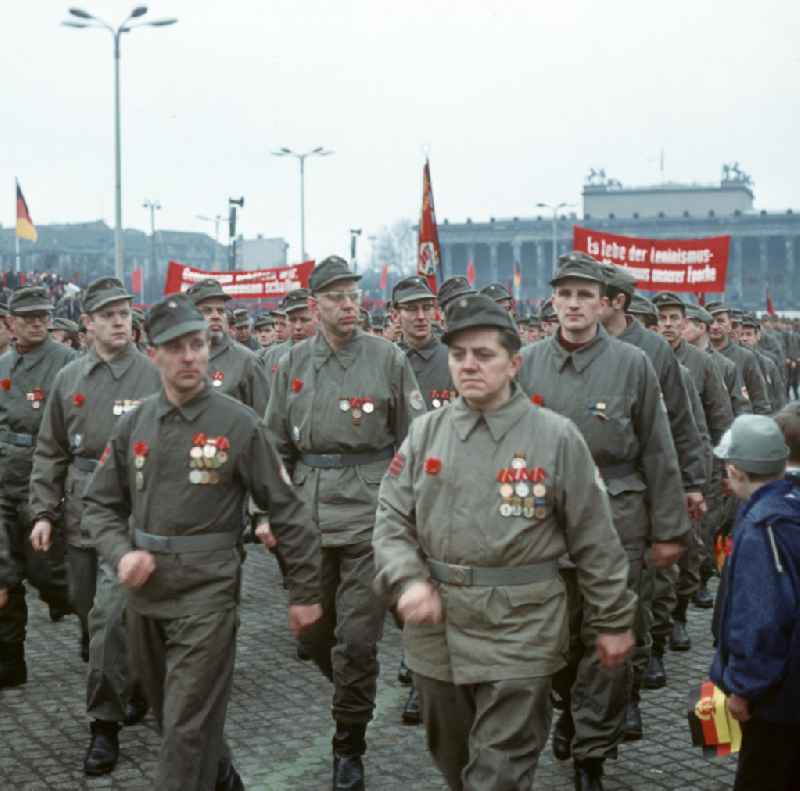 Angehörige der Kampfgruppen der DDR in Uniform marschieren zur traditionellen Demonstration am 1. Mai 197