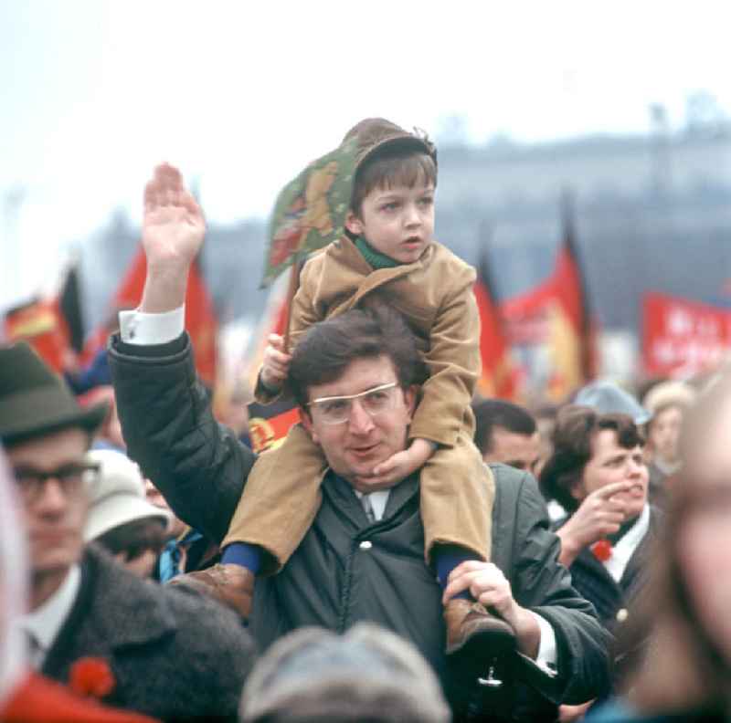 Ein Teilnehmer der traditionellen Demonstration am 1. Mai 197