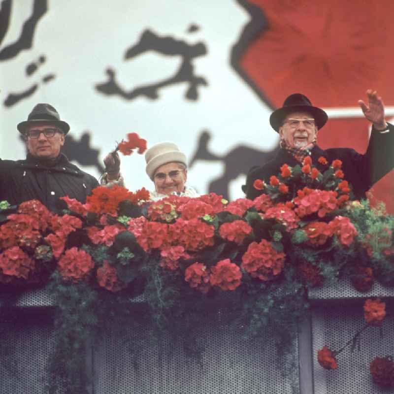 Der Staatsratsvorsitzende der DDR, Walter Ulbricht (r), seine Frau Lotte sowie der Sekretär des ZK der SED, Erich Honecker, winken auf der Ehrentribüne zur traditionellen Demonstration am 1. Mai 197