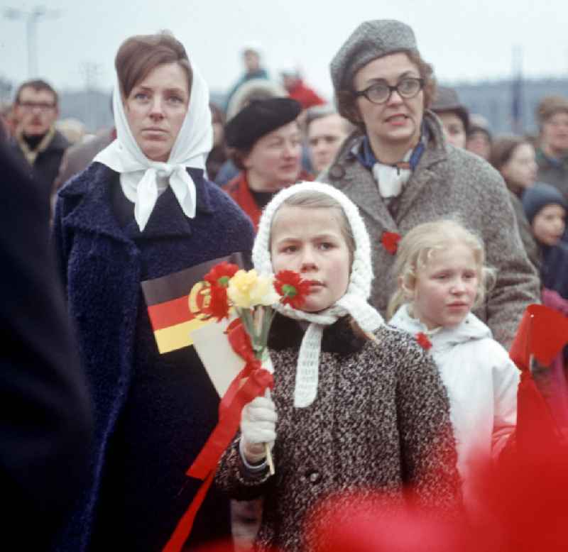 Ein Mädchen hält zur traditionellen Demonstration am 1. Mai 197