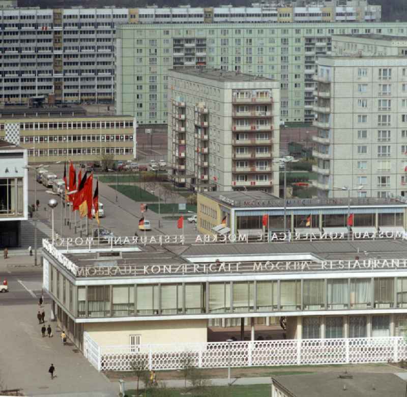 Blick auf das Café Moskau und die Mokka-Milch-und-Eisbar an der Karl-Marx-Allee in Berlin.