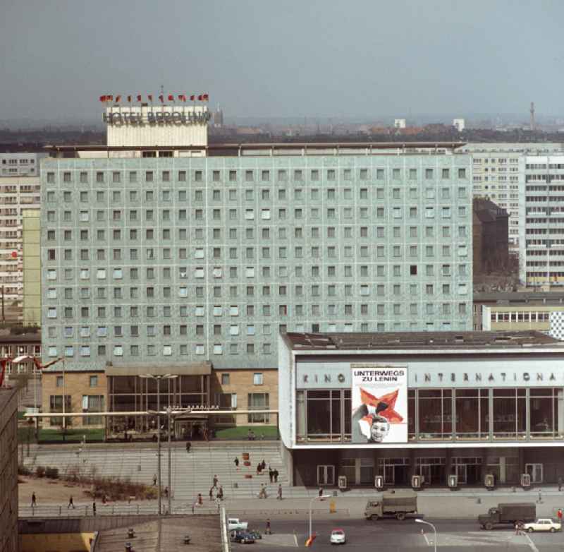 Blick auf das Hotel Berolina und das Kino International an der Karl-Marx-Allee in Berlin. Am Kino hängt ein großes Plakat, das für den DEFA-Film 'Unterwegs zu Lenin' wirbt, der 1970 zum 10