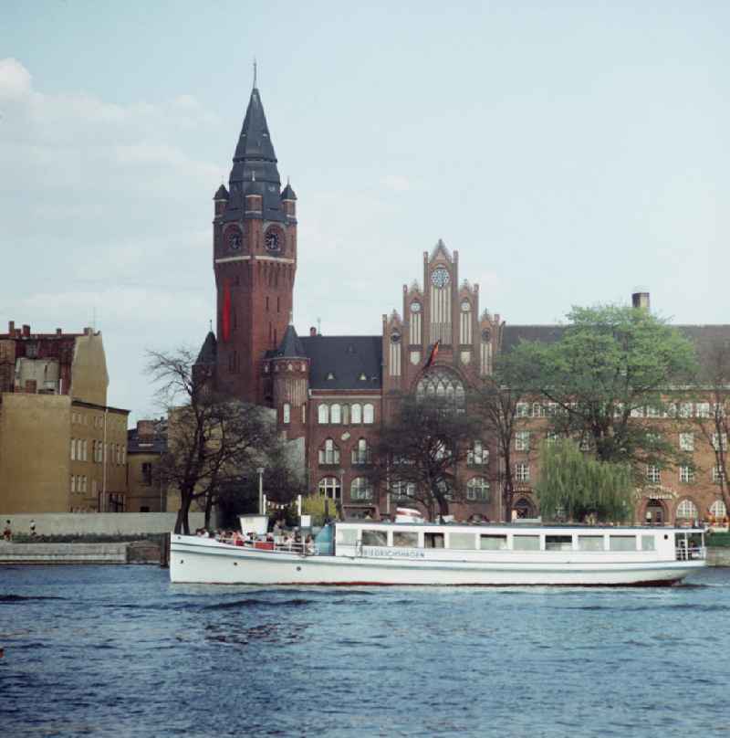 Das Fahrgastschiff 'Friedrichshagen' der Personenschifffahrtsgesellschaft 'Weiße Flotte' fährt auf der Dahme am Rathaus Köpenick in Berlin vorbei.