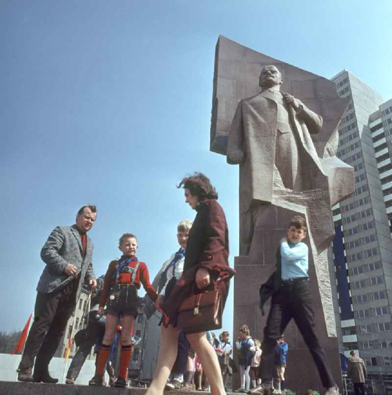 Junge Pioniere auf dem Leninplatz mit dem Lenindenkmal, das seit April 197