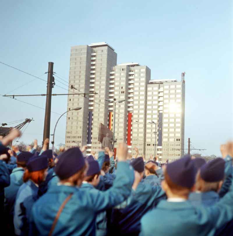 Junge Pioniere erheben ihre zur Faust geballten Hände auf dem Leninplatz mit dem Lenin-Denkmal, das seit April 197