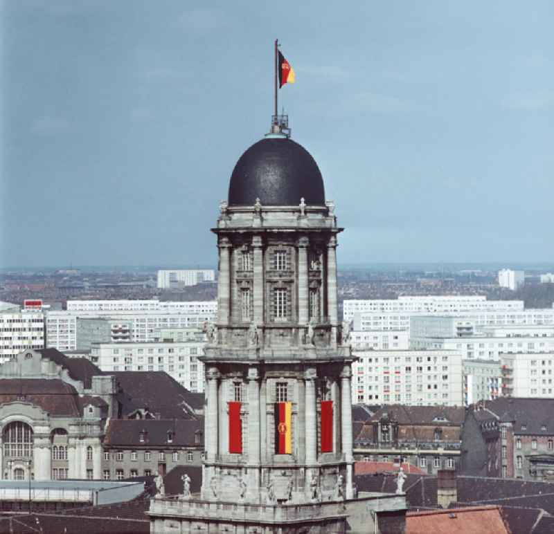 Zum 1. Mai mit Fahnen festlich geschmückt ist das Zeughaus Unter den Linden in Berlin-Mitte. Das Museum für Deutsche Geschichte (MfDG) hatte in der DDR hier seinen Sitz.