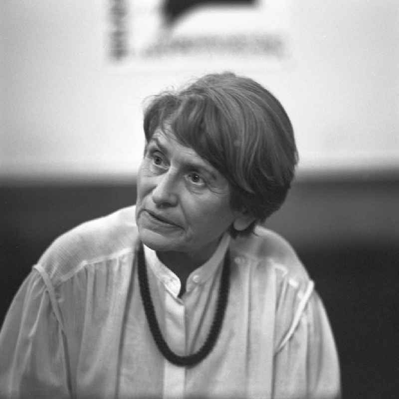 Die Schriftstellerin Ruth Kraft (Pseudonym: Ruth Bussenius ) auf dem Schriftstellerbasar in Berlin.