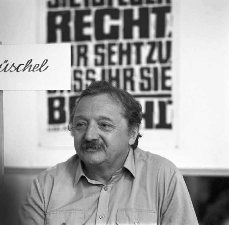 Der Schriftsteller Walter Püschel (Pseudonym: Walter Schell ) auf dem Schriftstellerbasar in Berlin.