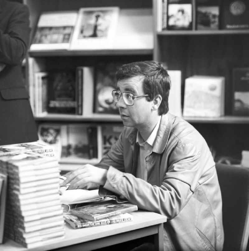 Der Schriftsteller Jochen Hauser bei einer Autogrammstunde in der Buchhandlung 'Deutsche Bücherstube' in Berlin.
