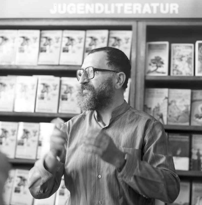 Der Schriftsteller Rolf Gerlach in der Karl-Marx-Buchhandlung in Berlin.