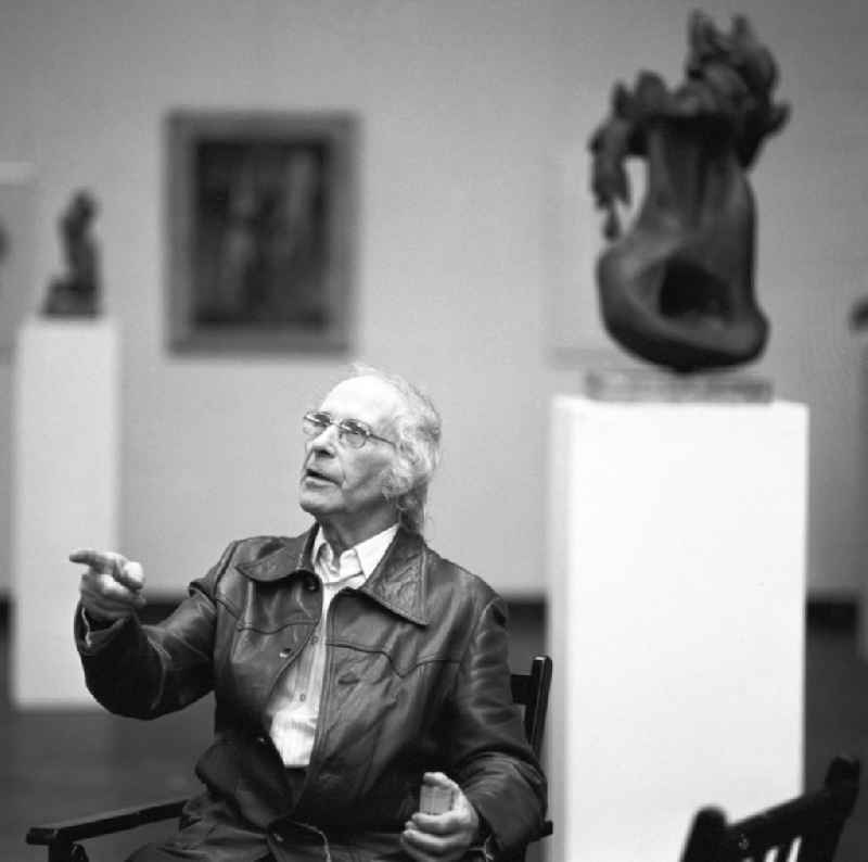 Der Bildhauer Theo Balden (Pseudonym für Otto Koehler ) bei der Eröffnung seiner Ausstellung mit Plastiken, Graphiken und Aquarellen in der Galerie Unter den Linden in Berlin.