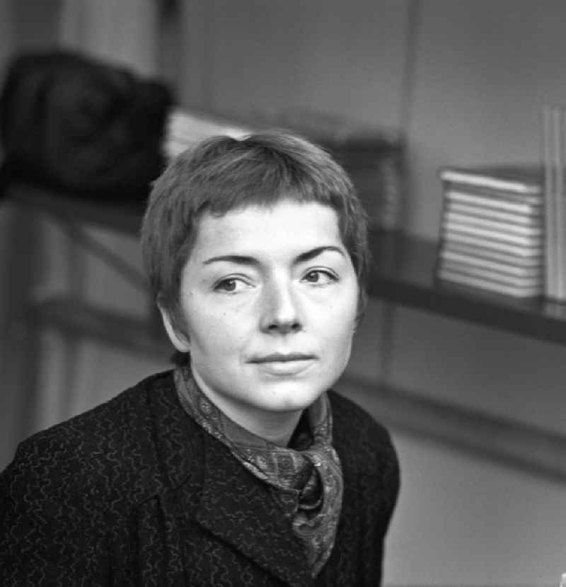Die Schriftstellerin Gabriele Eckart auf dem Schriftstellerbasar in Berlin.