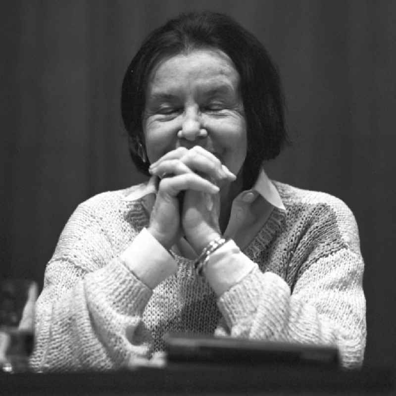 Die BRD-Schriftstellerin Luise Rinser bei einer Lesung in der DDR. Der bekannten Buchautorin wurde im Jahr 1985 in der DDR die Johannes Bobrowski-Medaille der CDU verliehen.