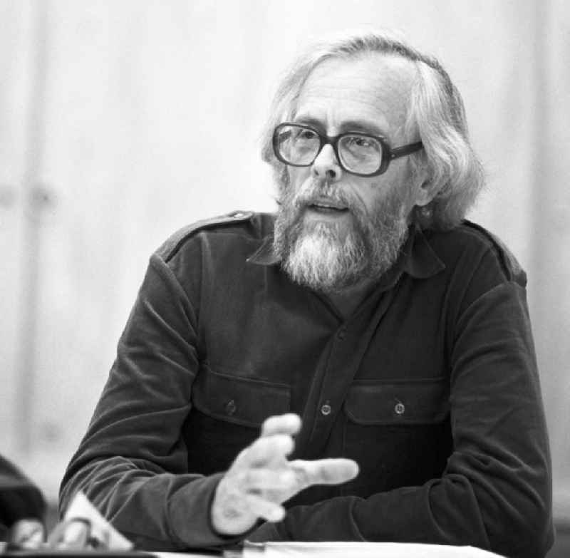 Der Schriftsteller Reimar Gilsenbach bei einer Buch-Lesung. Als Vorstandsmitglied der Gesellschaft für Natur und Umwelt war Gilsenbach maßgeblich an der kritischen DDR-Umwelt- und Friedensbewegung beteiligt. Im Jahr 199