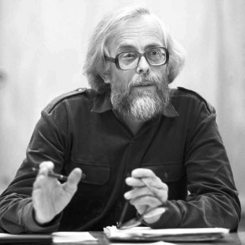 Der Schriftsteller Reimar Gilsenbach bei einer Buch-Lesung. Als Vorstandsmitglied der Gesellschaft für Natur und Umwelt war Gilsenbach maßgeblich an der kritischen DDR-Umwelt- und Friedensbewegung beteiligt. Im Jahr 199