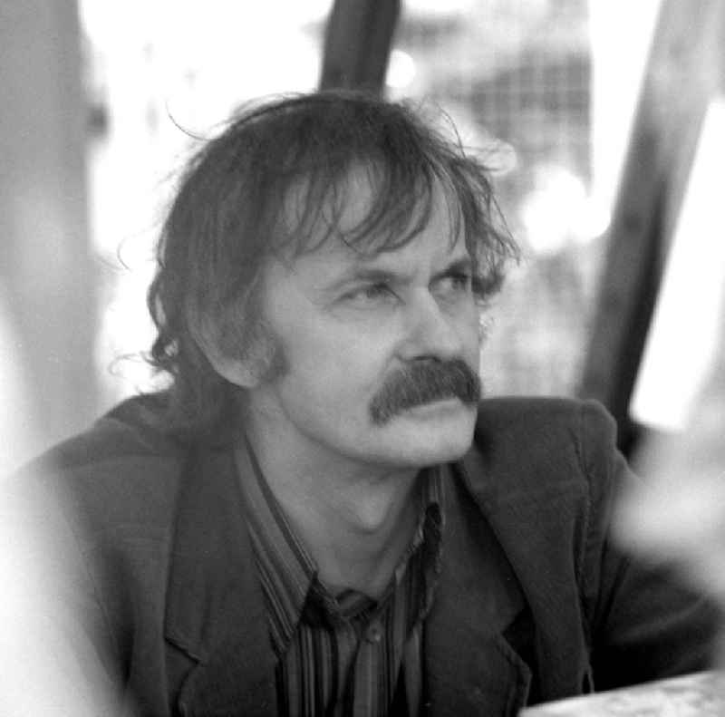 Der Schriftsteller Horst Bastian auf dem Schriftstellerbasar in Berlin.